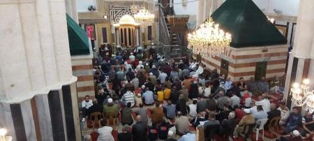 الآلاف يؤدون صلاة الجمعة الأولى من رمضان في الحرم الإبراهيمي